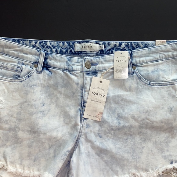 ✨Reduced NWT TORRID shorts - lace & beading - destructed- light wash -Plus Sized - Picture 5 of 14